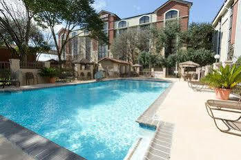 Hotel Drury Plaza Airport 3*